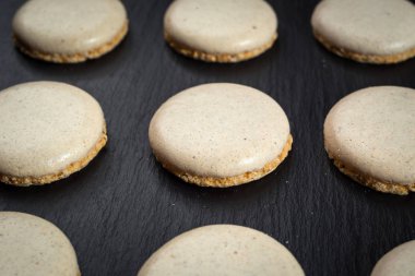 Bisküvi tatlı kurabiye arka plan. Yerli yığılmış tereyağı bisküvi desen kavramı, makro yakından. Ev yapımı kurabiye ahşap masa üzerinde. Mısır gevreği bisküvi susam, yer fıstığı, ayçiçeği ve amaranth.