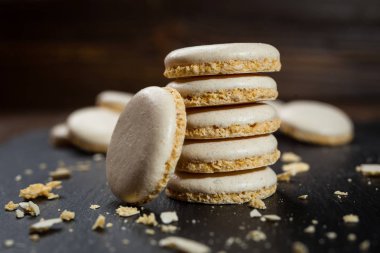 Bisküvi tatlı kurabiye arka plan. Yerli yığılmış tereyağı bisküvi desen kavramı, makro yakından. Ev yapımı kurabiye ahşap masa üzerinde. Mısır gevreği bisküvi susam, yer fıstığı, ayçiçeği ve amaranth.