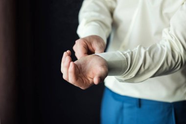 İşadamı elbise gömlek. Pencere elbise kol düğmeleri içinde Beyaz tişörtlü adam. Politikacı, adamın tarzı, işadamı kadar düğmelerini onun gömlek, erkek eller closeup, Amerikan, Avrupa iş adamı