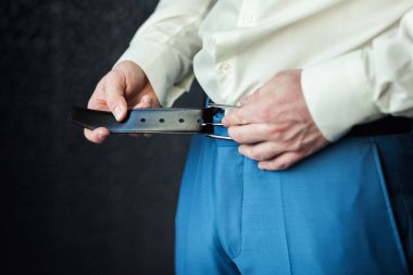 bir kemer, işadamı, politikacı, koyarak adamın tarzı, erkek eller closeup, ABD'li iş adamı, Avrupa işadamı, bir işadamı Asya, insanlar, iş, moda ve giyim kavramı