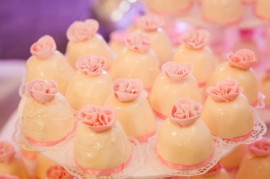 Çikolata. Lezzetli tatlı büfesi kekler. Tatlı tatil büfesi kekler ve diğer tatlılar. Tatlılar, şekerler, tatlı, iyi ki doğdun kavramı içeren tablo