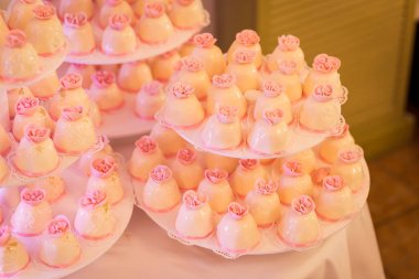 Çikolata. Lezzetli tatlı büfesi kekler. Tatlı tatil büfesi kekler ve diğer tatlılar. Tatlılar, şekerler, tatlı, iyi ki doğdun kavramı içeren tablo