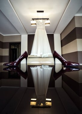 Oda ve güzel düğün ayakkabıları masaya gelin aksesuarları asılı, Avrupa ve Amerikan düğün evlilik güzel gelinlik