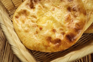 Geleneksel Gürcü ekmek - khachapuri ve Kolkh khachapuri tablo. Homemade pişirme. Düz lay, ek yükü. Peynir, peynir, Gürcü khachapuri megruli Khachapuri geleneksel Gürcü pasta