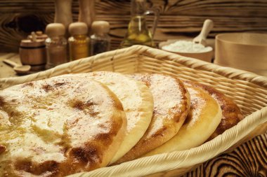 Geleneksel Gürcü ekmek - khachapuri ve Kolkh khachapuri tablo. Homemade pişirme. Düz lay, ek yükü. Peynir, peynir, Gürcü khachapuri megruli Khachapuri geleneksel Gürcü pasta