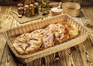 Fırın Ürün kubdari Gürcüce, geleneksel Gürcü gıda kubdari ahşap masa üzerinde pişmiş; lezzetli ekmek mutfağı Kafkasya; kubdari et