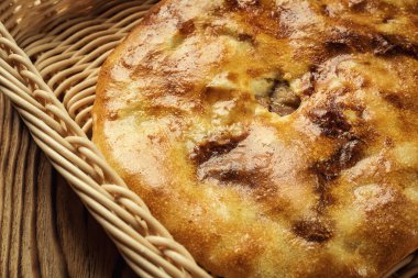Fırın Ürün kubdari Gürcüce, geleneksel Gürcü gıda kubdari ahşap masa üzerinde pişmiş; lezzetli ekmek mutfağı Kafkasya; kubdari et