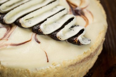 Çikolatalı kek krem ve haşhaş tohumu, bir kesme parça ve koyu arka plan, tatlı, lezzetli vejetaryen çikolatalı kek, lezzetli çikolatalı kek ahşap arka plan üzerinde bıçak ile çikolatalı kek ile