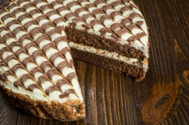 krema, çikolata kek kesilmiş parça ve koyu arka plan, portre, karanlık çikolatalı kek, lezzetli vejetaryen çikolatalı kek, lezzetli çikolatalı kek ahşap arka plan üzerinde bıçak ile çikolatalı kek