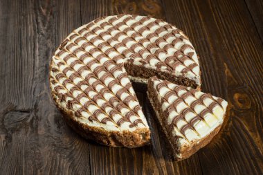 krema, çikolata kek kesilmiş parça ve koyu arka plan, portre, karanlık çikolatalı kek, lezzetli vejetaryen çikolatalı kek, lezzetli çikolatalı kek ahşap arka plan üzerinde bıçak ile çikolatalı kek