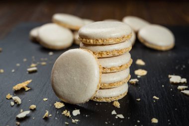 Bisküvi tatlı kurabiye arka plan. Yerli yığılmış tereyağı bisküvi desen kavramı, makro yakından. Ev yapımı kurabiye ahşap masa üzerinde. Mısır gevreği bisküvi susam, yer fıstığı, ayçiçeği ve amaranth.