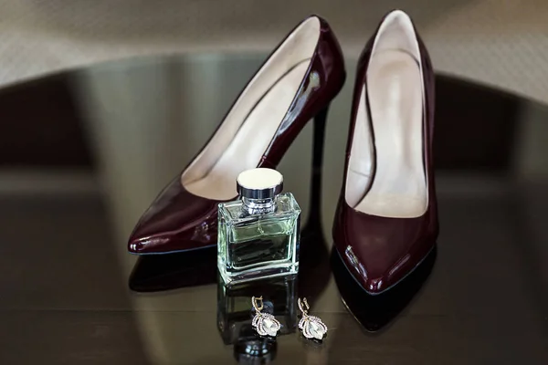 Hoge hak schoenen, violet schoenen, claret schoenen, parfums voor vrouwen, prachtige Trouwschoenen, bruids toebehoren, Europese, Amerikaanse bruiloft bruiloft — Stockfoto