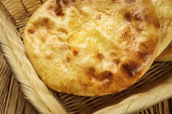 Geleneksel Gürcü ekmek - khachapuri ve Kolkh khachapuri tablo. Homemade pişirme. Düz lay, ek yükü. Peynir, peynir, Gürcü khachapuri megruli Khachapuri geleneksel Gürcü pasta