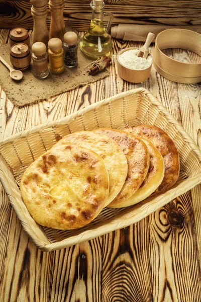 Traditionella georgiska bröd - khachapuri och Kolkh khachapuri på bordet. Hemmagjord bakning. Platt låg, overhead. Khachapuri med ost, georgiska khachapuri megruli med ost, traditionella georgiska paj — Stockfoto