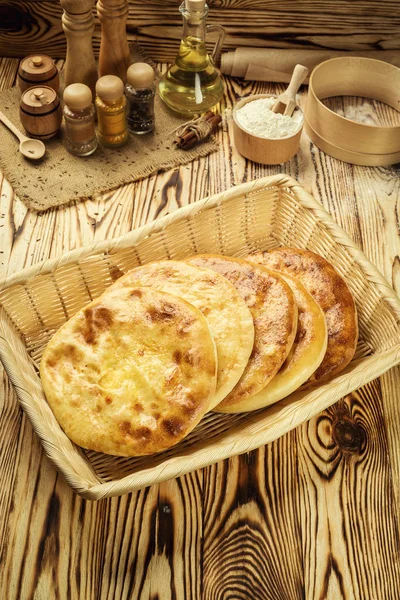 Geleneksel Gürcü ekmek - khachapuri ve Kolkh khachapuri tablo. Homemade pişirme. Düz lay, ek yükü. Peynir, peynir, Gürcü khachapuri megruli Khachapuri geleneksel Gürcü pasta
