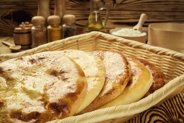 Pão georgiano tradicional - khachapuri e Kolkh khachapuri na mesa.Assamento caseiro. leigos planos, em cabeça.Khachapuri com queijo, khachapuri megruli georgiano com queijo, torta georgiana tradicional — Fotografia de Stock