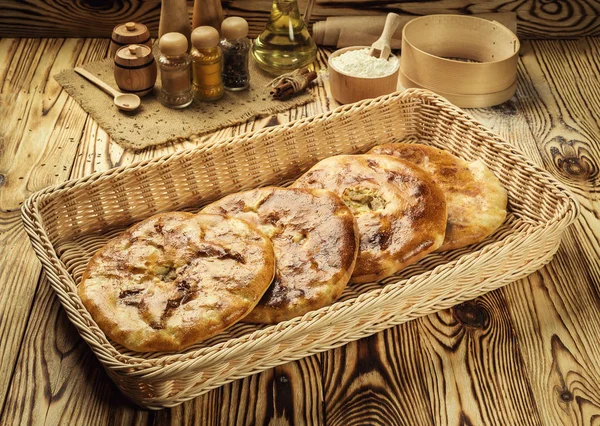 Produtos de padaria kubdari em georgiano, tradicional comida cozida georgiana kubdari sobre mesa de madeira; deliciosa cozinha de padaria do Cáucaso; carne kubdari — Fotografia de Stock