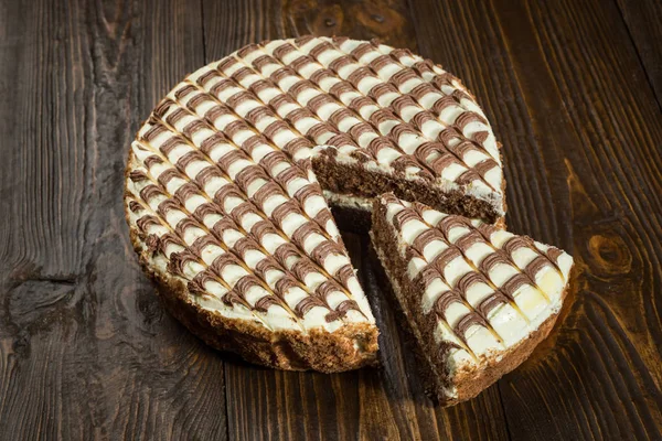 krema, çikolata kek kesilmiş parça ve koyu arka plan, portre, karanlık çikolatalı kek, lezzetli vejetaryen çikolatalı kek, lezzetli çikolatalı kek ahşap arka plan üzerinde bıçak ile çikolatalı kek