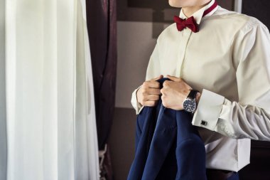 İşadamı bir ceket giyer. Politikacı, adamın tarzı, erkek eller cl