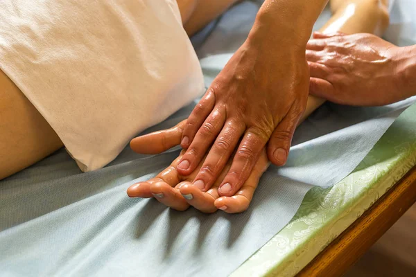 aroma terapi uçucu yağ ile kadının bir Spa, Masaj teknikleri, Ayurveda yağı masaj tedavisi masaj sahip sağlık spa kadında geri Masaj, spa salonu masaj kız Ayurveda otlar