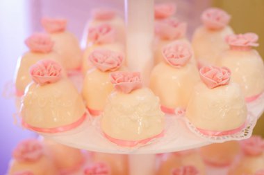 Çikolata. Lezzetli tatlı büfesi kekler. Tatlı tatil büfesi kekler ve diğer tatlılar. Tatlılar, şekerler, tatlı, iyi ki doğdun kavramı içeren tablo