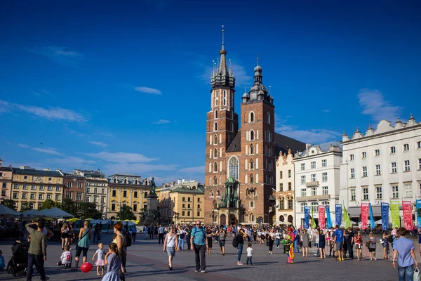 10 7 月 2017年-克拉科夫，波兰-旧城中心，克拉科夫市场广场，历史中心、 古建筑的城市. — 图库照片
