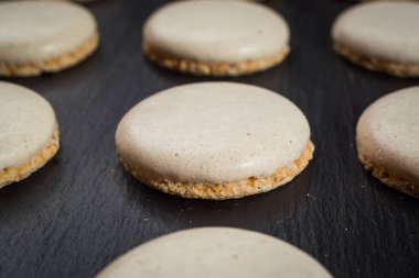 Bisküvi tatlı kurabiye arka plan. Yerli yığılmış tereyağı bisküvi desen kavramı, makro yakından. Ev yapımı kurabiye ahşap masa üzerinde. Mısır gevreği bisküvi susam, yer fıstığı, ayçiçeği ve amaranth.