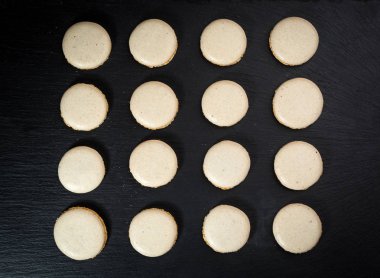 Bisküvi tatlı kurabiye arka plan. Yerli yığılmış tereyağı bisküvi desen kavramı, makro yakından. Ev yapımı kurabiye ahşap masa üzerinde. Mısır gevreği bisküvi susam, yer fıstığı, ayçiçeği ve amaranth.