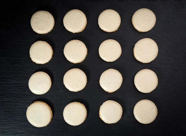 Bisküvi tatlı kurabiye arka plan. Yerli yığılmış tereyağı bisküvi desen kavramı, makro yakından. Ev yapımı kurabiye ahşap masa üzerinde. Mısır gevreği bisküvi susam, yer fıstığı, ayçiçeği ve amaranth.