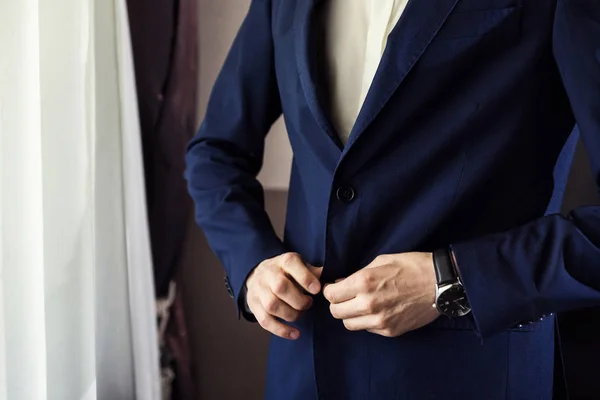 Geschäftsmann trägt eine Jacke. Politiker, Männerstil, männliche Hände Nahaufnahme, amerikanischer, europäischer Geschäftsmann, Geschäfts-, Mode- und Bekleidungskonzept — Stockfoto