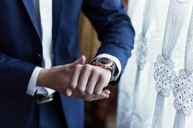 işadamı saat giysiler, kol zamanında kontrol işadamı. Erkekler el saatle bir erkek eli, damat, iş için hazırlık yandan saat koyarak ücretlerinin nöbette tutturmak saat seyretmek zaman, adamın tarzı
