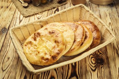 Geleneksel Gürcü ekmek - khachapuri ve Kolkh khachapuri tablo. Homemade pişirme. Düz lay, ek yükü. Peynir, peynir, Gürcü khachapuri megruli Khachapuri geleneksel Gürcü pasta