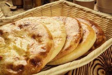 Geleneksel Gürcü ekmek - khachapuri ve Kolkh khachapuri tablo. Homemade pişirme. Düz lay, ek yükü. Peynir, peynir, Gürcü khachapuri megruli Khachapuri geleneksel Gürcü pasta