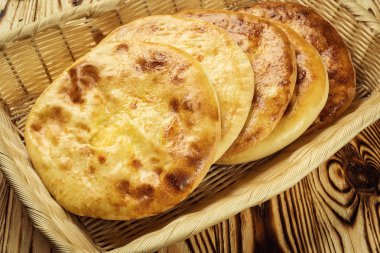 Geleneksel Gürcü ekmek - khachapuri ve Kolkh khachapuri tablo. Homemade pişirme. Düz lay, ek yükü. Peynir, peynir, Gürcü khachapuri megruli Khachapuri geleneksel Gürcü pasta