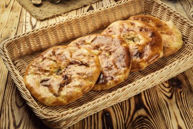 Fırın Ürün kubdari Gürcüce, geleneksel Gürcü gıda kubdari ahşap masa üzerinde pişmiş; lezzetli ekmek mutfağı Kafkasya; kubdari et