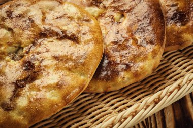 Fırın Ürün kubdari Gürcüce, geleneksel Gürcü gıda kubdari ahşap masa üzerinde pişmiş; lezzetli ekmek mutfağı Kafkasya; kubdari et