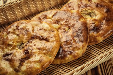 Fırın Ürün kubdari Gürcüce, geleneksel Gürcü gıda kubdari ahşap masa üzerinde pişmiş; lezzetli ekmek mutfağı Kafkasya; kubdari et