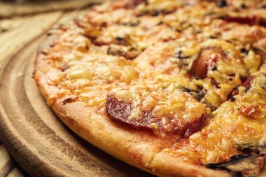 Pizza dilim peynir rustik ahşap table.pepperoni pizza, sıcak ev yapımı Pepperoni Pizza hazır yemek, erime ile sıcak yüksek kaldırdı Pizza dilimi, lezzetli peynir kılçıklı dilim tam yüce pizza, Margherita kaldırdı