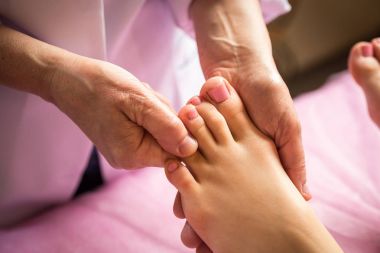 Ayak masaj spa Salonu, portre, güzellik salonunda, ayak masajı, masaj spa salonları - insan ayak işi eller yumuşak odak resim, pedikür tedavi masaj ayak olan genç kadın