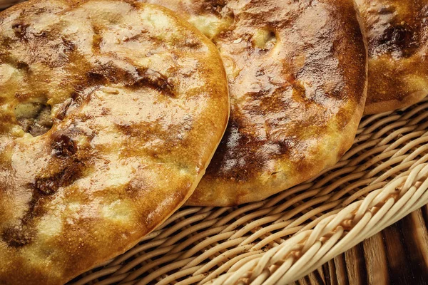 Produtos de padaria kubdari em georgiano, tradicional comida cozida georgiana kubdari sobre mesa de madeira; deliciosa cozinha de padaria do Cáucaso; carne kubdari — Fotografia de Stock