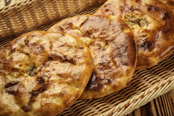 Fırın Ürün kubdari Gürcüce, geleneksel Gürcü gıda kubdari ahşap masa üzerinde pişmiş; lezzetli ekmek mutfağı Kafkasya; kubdari et