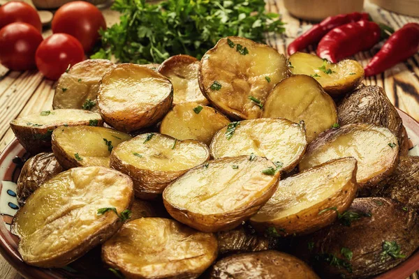 Sıcak buğulaması yakın fırında patates, sıcak tereyağlı ceket pişmiş patates, kavrulmuş patates kase ahşap masa üzerinde deniz tuzu ve biberiye, kızarmış patates fırında pişmiş patates otlar ile strewed.