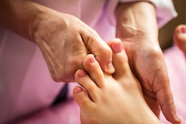 Ayak masaj spa Salonu, portre, güzellik salonunda, ayak masajı, masaj spa salonları - insan ayak işi eller yumuşak odak resim, pedikür tedavi masaj ayak olan genç kadın