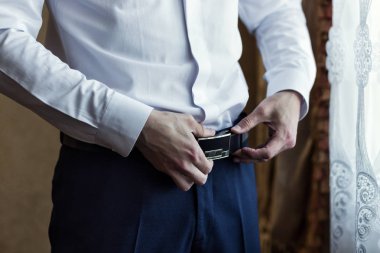 bir kemer, işadamı, politikacı, koyarak adamın tarzı, erkek eller closeup, ABD'li iş adamı, Avrupa işadamı, bir işadamı Asya, insanlar, iş, moda ve giyim kavramı