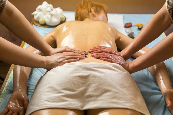 Mujer en spa de bienestar que tiene masaje de aromaterapia con aceite esencial, Mujer disfrutando de un tratamiento de masaje de aceite de Ayurveda en un spa, Técnicas de masaje, masaje de espalda, Hierbas ayurvédicas chica masaje salón de spa — Foto de Stock