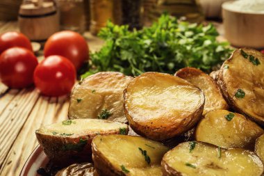 Sıcak buğulaması yakın fırında patates, sıcak tereyağlı ceket pişmiş patates, kavrulmuş patates kase ahşap masa üzerinde deniz tuzu ve biberiye, kızarmış patates fırında pişmiş patates otlar ile strewed.