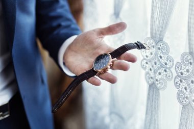 işadamı saat giysiler, kol zamanında kontrol işadamı. Erkekler el saatle bir erkek eli, damat, iş için hazırlık yandan saat koyarak ücretlerinin nöbette tutturmak saat seyretmek zaman, adamın tarzı