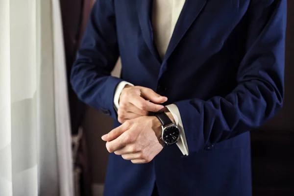 Zakenman draagt een jas. Man's stijl, mannelijke handen close-up, politicus, zakenman, Amerikaanse, Europese, business, mode en kleding concept — Stockfoto