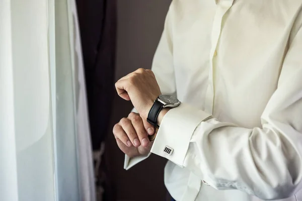 Vestiti da uomo d'affari, uomo d'affari che controlla l'ora del suo orologio da polso. mano degli uomini con un orologio, orologio sulla mano di un uomo, le tasse dello sposo, preparazione per il lavoro, mettendo l'orologio sulla mano, fissare ora orologio orologio, stile dell'uomo — Foto Stock