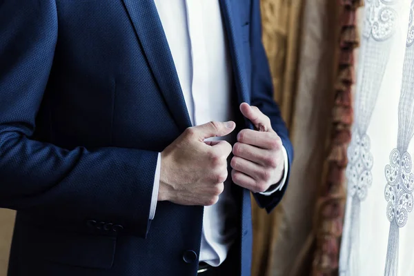 El hombre de negocios lleva una chaqueta. Político, estilo del hombre, primer plano de las manos masculinas, americano, empresario europeo, concepto de negocio, moda y ropa — Foto de Stock